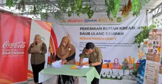 CCEP Indonesia dan Bank Sampah Induk New Normal ( BSINN) Resmikan Rumah Kreasi Daur Ulang Sampah (Sekar Handicraft) (foto: CCEP)