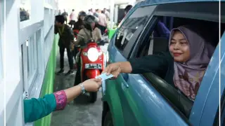 Masyarakat Kota Jambi saat memanfaatkan layanan Drive thru layanan dukcapil ( foto: Ig diskominfo)