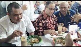 Capres Anies Baswedan Nongkrong di Sate Edi, Kota Jambi, Rabu malam ( 26/7/2023) || (Foto Ahmad Muzir)