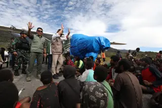 Kepala BNPB Letjen TNI Suharyanto bersama Menko PMK Muhadjir Effendy menyerahkan bantuan untuk masyarakat Kabupaten Puncak, Provinsi Papua Tengah, Kamis (3/8) |…