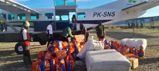 Pesawat Cessna 208 Caravan mendarat di Distrik Sinak membawa bantuan logistik dan peralatan sebanyak 2,2 ton dengan dua kali sortie pengiriman || Foto : BNPB.