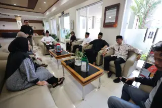 Gus Yahya Jenguk Cak Nun, Kondisi Cak Nun Sudah Membaik Sudah Pindahkan ke Kamar Perawatan || Foto : Dok PBNU