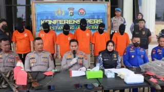 Polres Tanjab Barat menggelar Komperensi Pers terkait penyelundupan ratusan ribu benuh lobster, Rabu (9/8/2023).(foto: polrestanjbbar)