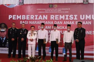 Gubernur Jambi, Al Haris bersama dengan Napi penerima remisi