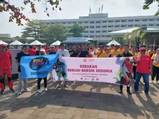 Gerakan Aksi Bersih-Bersih Sampah di Belakang di Pantai Padang belakang Pengeran Beach. ( foto: CCEP)