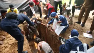 Suasana Polres Merangin membongkar kubur gadis di Merangin Jambi || Foto : JEF