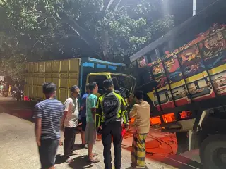 Truk yang membawa Baliho H Bakri Tabrakan. ( foto dok/kabar18.com)