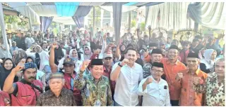 M Syukur Foto Bersama dengan relawan usai pengukuhan.( foto: timses)