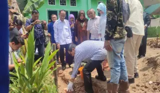 Ketua Umum PWI Pusat, Hendri CH Bangun Meletakkan Batu Pertama Pembangunan Balai Pertemuan PWI (Foto: asrori)