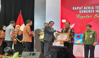 Kanwil Kemenkumham Jambi, M Adnan saat menerima Penghargaan Peringkat I Anugerah Legislasi Tahun 2023.