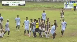 Pertandingan antara Jambi United dan Persikoja terjadi kericuhan. (foto: Asprov Jambi)