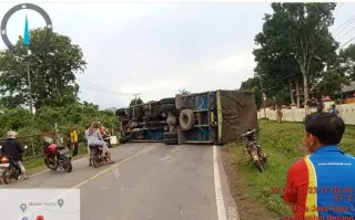 Truk Fuso Terbalik di depan SPN Polda Sumsel. (foto: FB Travel Pandawa)