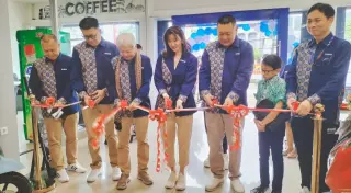 Dyonisius Beti, CEO & Presiden Director PT YIMM dan Bengawan Kamto, Komisaris Utama PT SJIM memotong pita tanda diresmikannnya Dealer Yamaha Selaras Sudirman. (…
