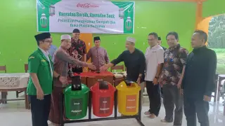 CCEP Indonesia Serahkan Tempat Sampah kepada Ponpes. (foto: CCEP)