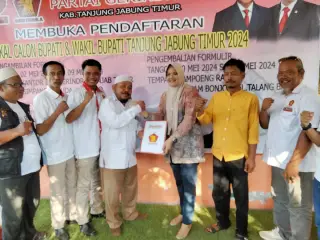 Hj Dillah Hikmah Sari mengembalikan formulir bakal calon kepala daerah penjaringan Partai Gerindra Kabupaten Tanjung Jabung Timur.|| WB