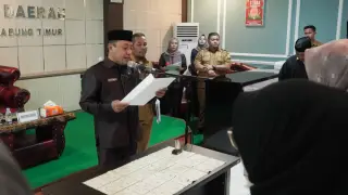 Sekda Tanjabtim, Sapril Lantik 6 Pejabat fungsional Inspektorat Daerah Kabupaten Tanjung Jabung Timur || Dok dkt