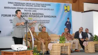 Bupati Tanjung Jabung Timur membuka Lokakarya Nasional Ahli Konstruksi di Gelar di Muaro Sabak || Dok dkt