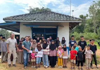 PEP Jambi memberikan santunan uang tunai kepada anak-anak || Dok skk