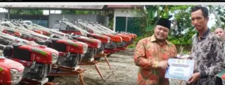 Wakil Bupati Tanjab Timur H. Robby Nahliansyah, menyerahkan bantuan traktor kepada perwakilan Kelompok Tani || Dok dkt
