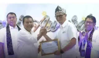 Kepala Beacukai Jambi, Wijang Abdilah menyerahkan Beacukai Award kepada Bupati Tanjab Timur, Romi Hariyanto || Dok dkt