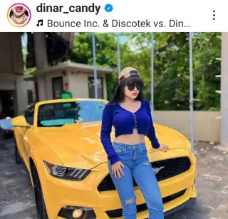 DJ Dinar Candy berpose dengan mobil mewahnya || Dok Ig dinarcandy