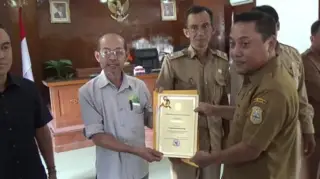 erahkan SPPT dan DHKP PaPenyeeahan Piagam Penghargaan Kepada Camat, Lurah, Kepala Desa Berprestasi dalam percepatan pelunasan PBB. || Dok dkt
