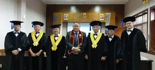 Teguh Santosa meraih gelar doktor bidang hubungan internasional di Fakultas Ilmu Sosial dan Ilmu Politik Universitas Padjadjaran (Unpad) Bandung.
