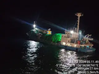 Tim PHE ONWJ Selamatkanselamatkan 18 awak kapal kargo Glorie Indah 1 yang karam pada Rabu (17/7/2024