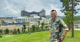 Anggota DPR RI, Hasbi Anshory berpose latar belakang istana presiden di IKN || Dok Hasbi