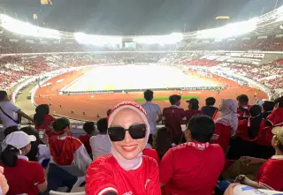 Gembiranya suporter timnas Indonesia. Ketika Indonesia mampu tahan Australia 0 - 0 dalam Kualifikasi Piala Dunia 2026 grup C zona Asia di Stadion Utama Gelora B…