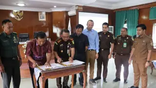 Bupati Tanjabtim, Romi Hariyanto, dan Kajari Tanjabtim, Bambang Supriyanto, menandatangani nota kesepahaman, Selasa (16/7/2024) | dia