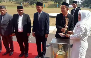 Ketua TP PKK Tanjabtim, Wirdayanti Romi Serahkan Penghargaan Kantor ber PHBS || doktim