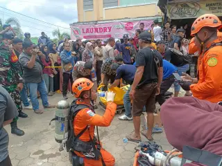 Tim SAR melakukan evakuasi korban di lokasi kejadian. foto : Ulun
