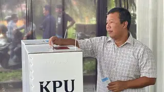 Calon Gubernur Romi Hariyanto Saat melakukan pencoblosan di TPS 4 kelurahan Rano,Sabak tanjabtim,|| Dok admin