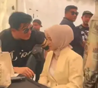 Poto ini pemanis saja, diskusi MC terkenal Jambi dengan Fauzana penyanyi terkenal lagu Minang, saat kampanye Akbar Al Haris - Sani di Bungo tanggal (7/11/2024)|…