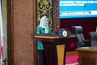 Eka Marlina Majid,saat membacakan laporan Bapemperda DPRD Provinsi Jambi || Dok Humas