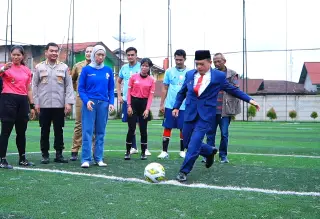 Gubernur Jambi Al Haris saat membuka tournament mini soccer antar wartawan dalam rangka HUT LKBN Antara || Dok Komimfo