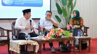 Tokoh Pers Jambi, H Mursyid Sonsang Saat menjadi Pemateri pada kegiatan NGOPI di aula wilayah kementerian agama provinsi Jambi || Dok pri