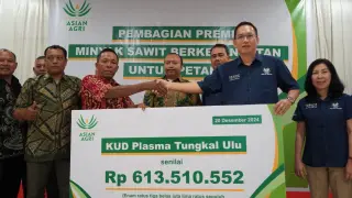 Asian Agri memberikan apresiasi kepada petani plasma mitra yang berada di Provinsi Jambi melalui pembagian premi hasil penjualan minyak sawit bersertifikasi ||…