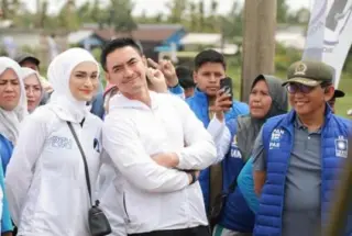 Putri Ketua Umum PAN, Zulkifli Hasan yang namanya Putri juga bersama Zumi Zola didampingi Ketua DPW PAN Provinsi Jambi H. Bakri saat kampanye untuk Zumi Laza be…