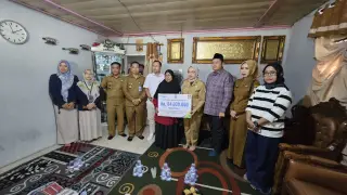 Penjabat (Pj) Wali Kota Jambi, Sri Purwaningsih menyalurkan santunan Jaminan Kematian (JKM) kepada ahli waris almarhum Widianto || Dok Rel