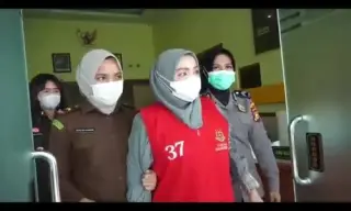 Dewi Arisanty saat di Kantor Kejaksaan Negeri Siak dan diserahkan ke Rutan Kelas II B Siak Sri Indrapura beberapa waktu lalu || Dok Rel