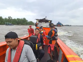 Personel Unit Siaga SAR Tungkal saat melakukan pencarian "Muhammad" korban pompong yang tengelam di perairan Kuala Tungkal Duri || Dok Sar