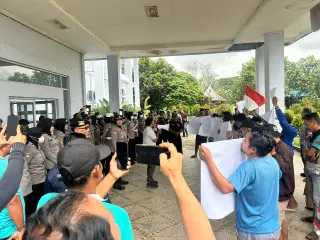 Puluhan Massa yang menamakan diri sebagai masyarakat transmigrasi menggugat mendatangi kantor Dinas Tenaga Kerja dan Transmigrasi (Nakertrans) Tanjab Timur || D…