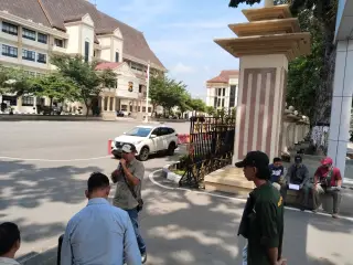 LSM Kompej unjuk rasa di Polda Jambi, Senin, 17 Februari 2025 || dok