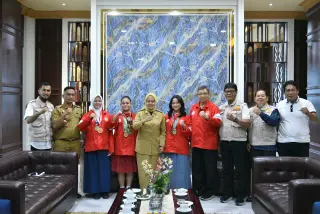 PJ Wali Kota Jambi, Sri Purwaningsih didampingi Kepala Dinas Pemuda dan Olahraga Erwandi menerima langsung audiensi pengurus Forum Karate-Do Indonesia (Forki) K…