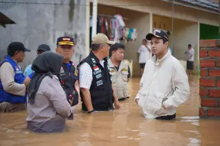Wawako Diza melihat langsung lingkungan rumah warga yang terdampak banjir || Dok PKJ