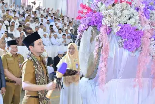 Wawako Diza Melakukan Pemukulan Bedug Sebagai TandaPembukaan Wisuda Tahfizh Al-Qur'an ke-14 Sekolah Islam Terpadu (SIT) Nurul Ilmi Jambi || Dok PKJ