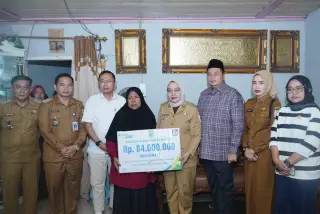 PJ Wali Kota Jambi,Ketua DPRD Kota Jambi dan Kepala BPJS Ketenagakerjaan Cabang Jambi menyalurkan santunan Jaminan Kematian (JMK) kepada ahli waris almarhum Wid…