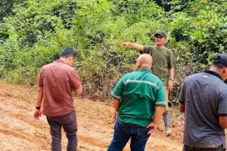 Bupati Hurmin Saat Meninjau Keadaan Jalan Yang rusak Parah, Menuju Lima desa di Wilayah Pauh timur || Dok Ks
